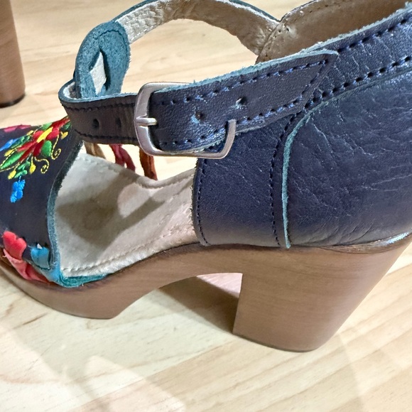 Women's Embroidered Mexican Leather Heel Sandals - Blue Size 6 🌺 - Picture 8 of 9
